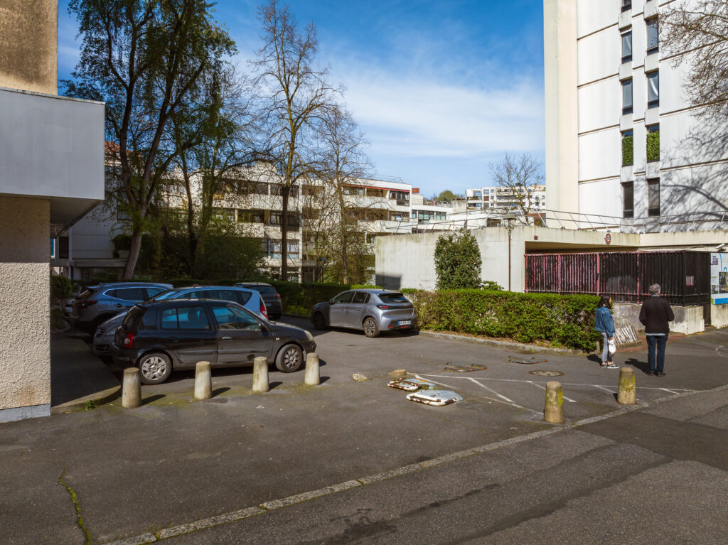 Le rez-de-jardin du bâtiment administratif aujourd’hui, qui sera réaménagé demain pour ouvre le cœur de Sèvres sur la ville