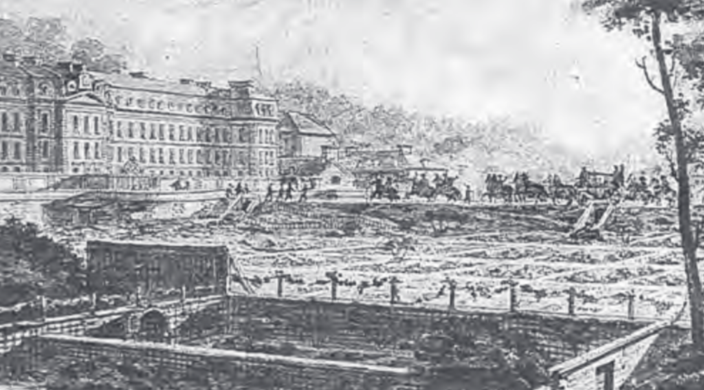 Sèvres, les jardins Creux de l’ancienne manufacture, on aperçoit les deux ponceaux du ru de Marivel et de sa dérivation sous la route (photo d’une gravure de 1792 © archives municipales de Sèvres)