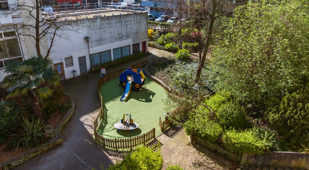 L’aire de jeux pour enfants du Square Odic, avant et après (perspective)